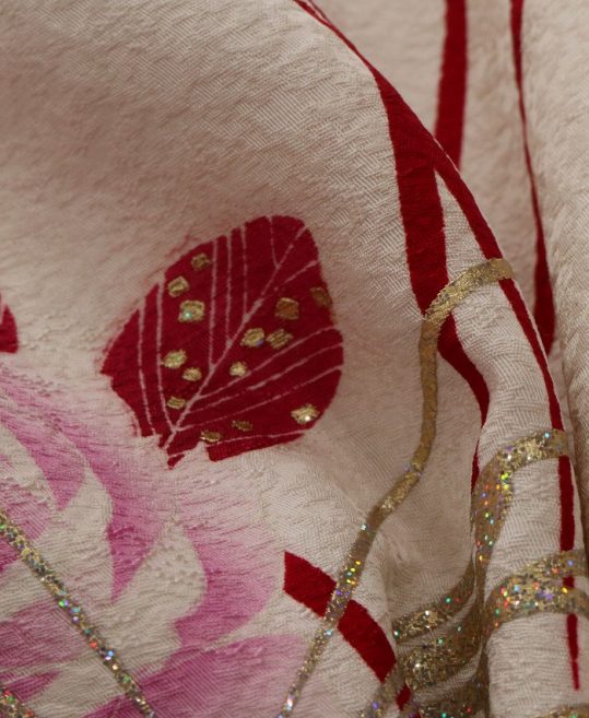 成人式振袖[ガーリー]白に裾濃いピンク・ピンクのバラと牡丹に黒の蝶[身長166cmまで]No.752